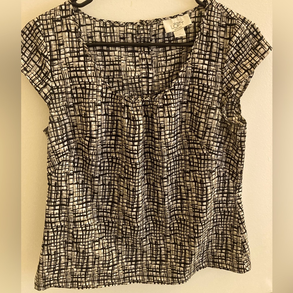 Ann Taylor Loft petite tan an black scoop neck blouse size 8P